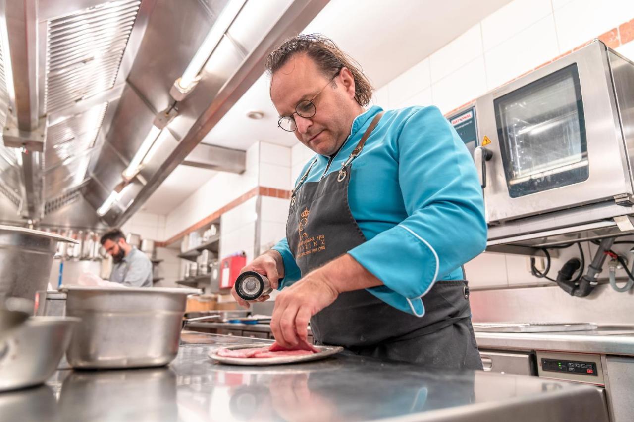 Hotel-Restaurant Erbprinz Ettlingen Luaran gambar Chef preparing a dish
