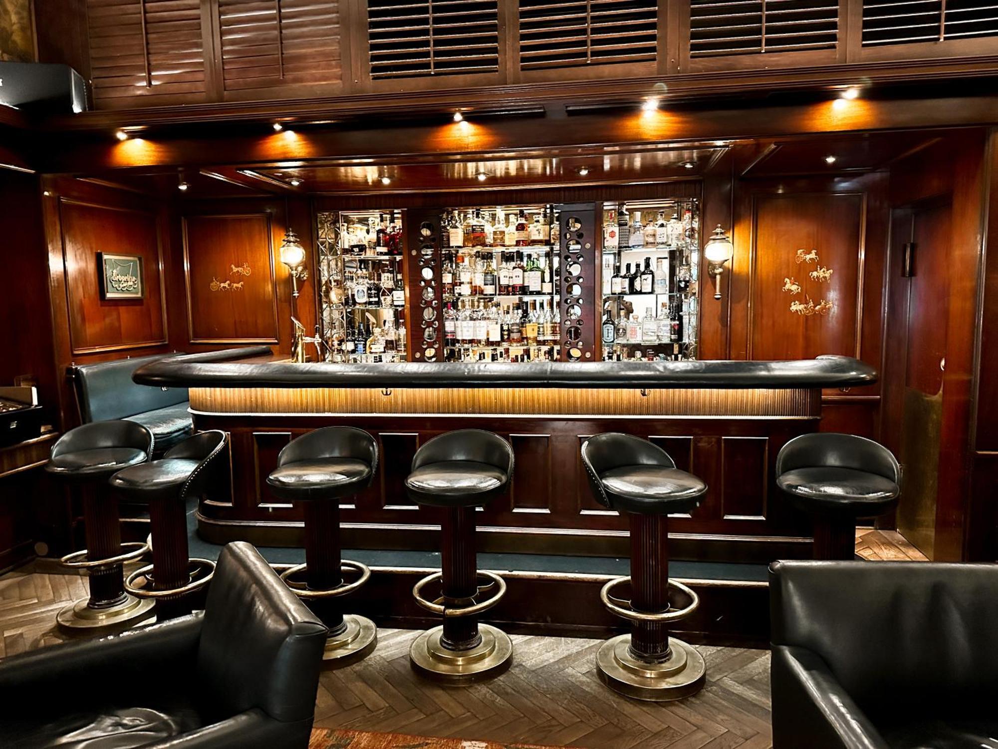 Hotel-Restaurant Erbprinz Ettlingen Luaran gambar The bar at the Polo Club