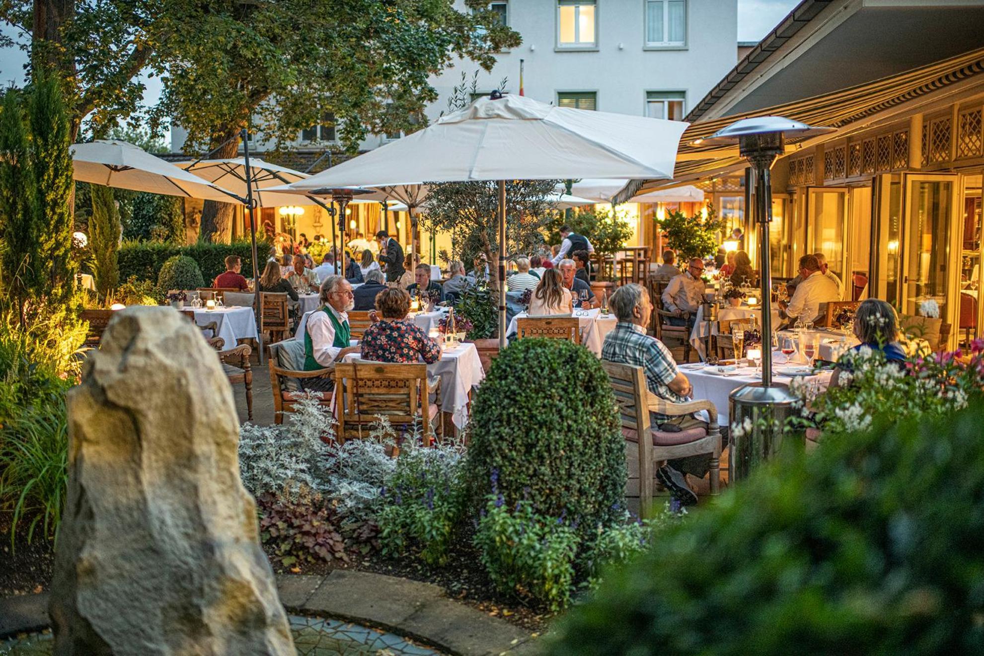Hotel-Restaurant Erbprinz Ettlingen Luaran gambar The restaurant's garden