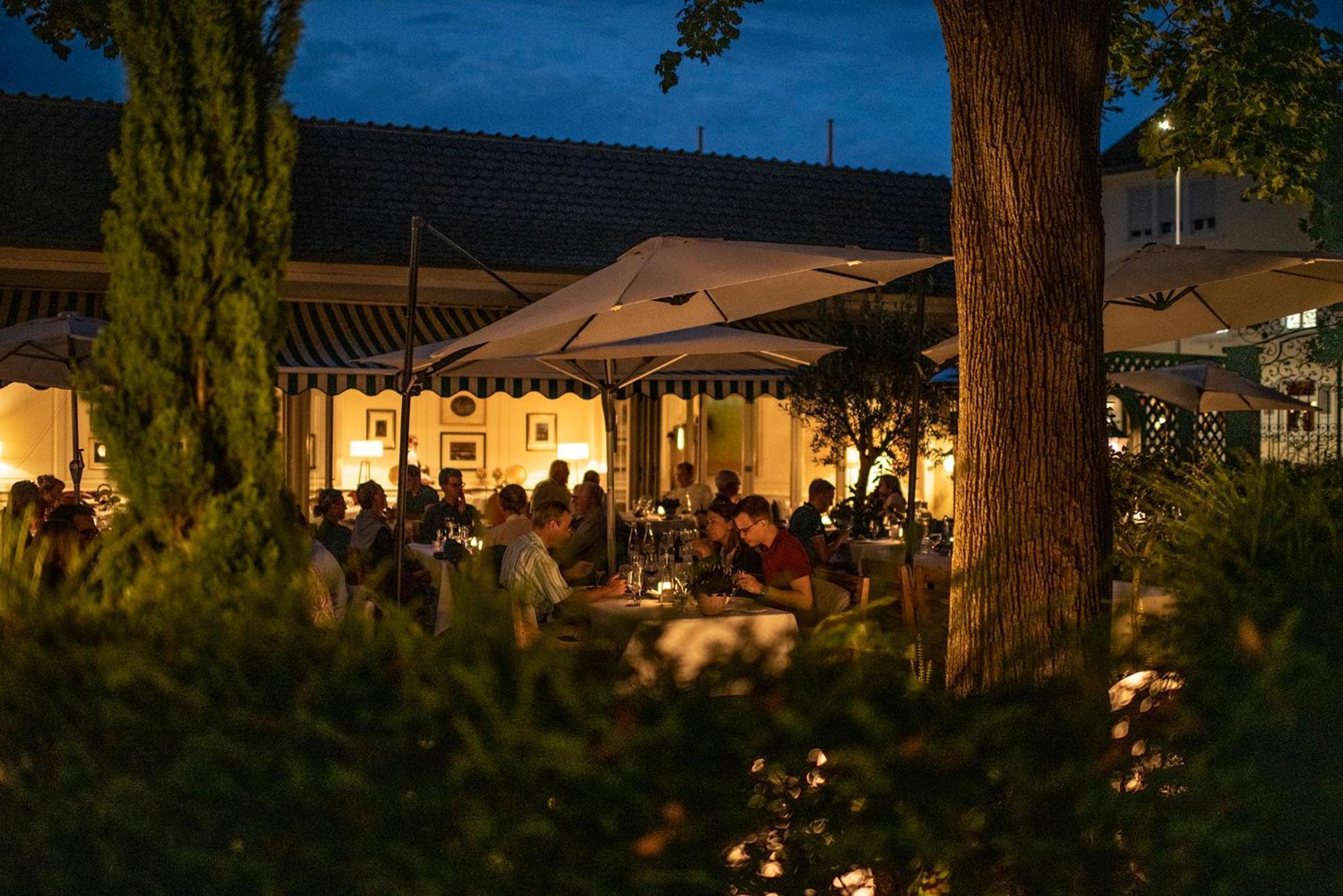 Hotel-Restaurant Erbprinz Ettlingen Luaran gambar The restaurant at night